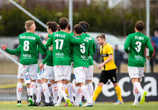 a vänster) gör 0-1 och gratuleras av lagkamrater