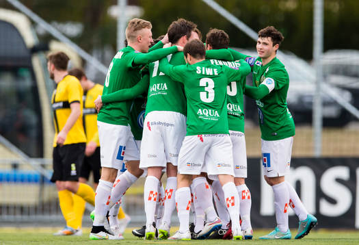 Jönköpings Södras Ronny Sabo gör 0-1 och gratuleras av