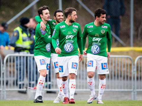 Jönköpings Södras Ronny Sabo (v) gör 0-1 och gratuleras