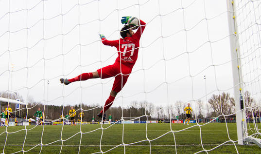 IK Frej Täbys målvakt Marko Atanackovic släpper in 0-1
