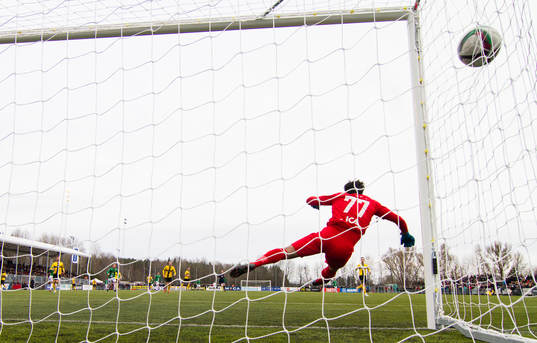 IK Frej Täbys målvakt Marko Atanackovic släpper in 0-1
