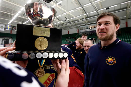 Djurgårdens tränare Patrik Klüft vid pokalen