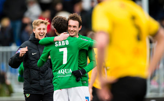 Jönköpings Södras Daryl Smylie (h) omfamnar målskytten