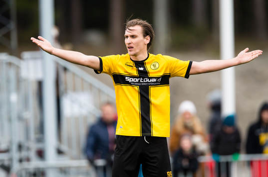 IK Frej Täbys Adnan Círak slår ut med armarna