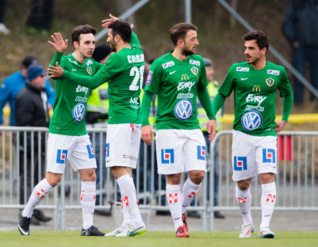 Jönköpings Södras Ronny Sabo (v) gör 0-1 och gratuleras