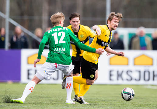 IK Frej Täbys Adam Gradén i kamp om bollen med
