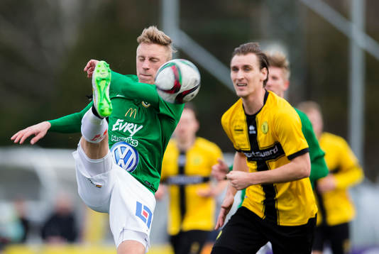 Jönköpings Södras Joakim Karlsson rensar undan bollen