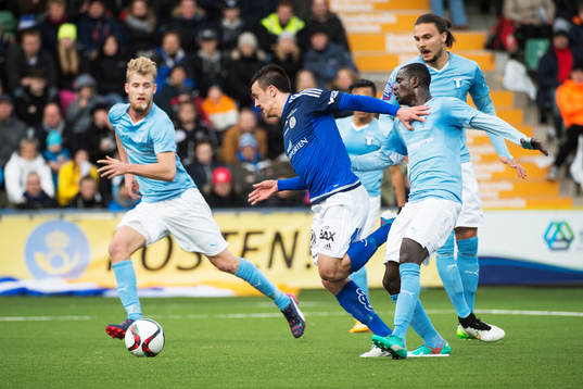 Malmö FFs Enock Kofi Adu drar ner Sundsvalls Adam Chennoufi