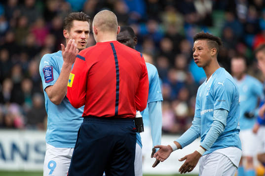Malmö FFs Markus Rosenberg och Tobias Sana i samtal med