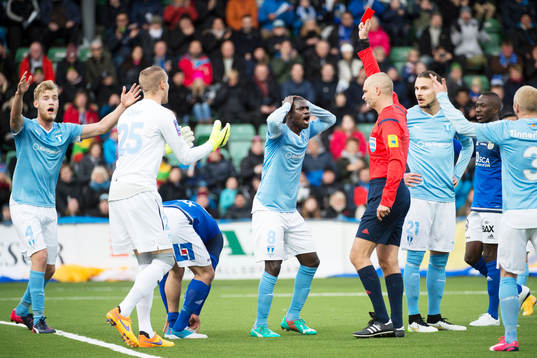 Malmö FFs Enock Kofi Adu får rött kort och blir utvisad