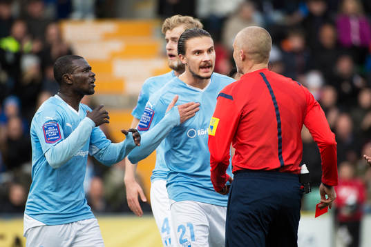 Malmö FFs Enock Kofi Adu och Erik Johansson i samtal med