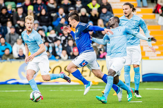 Sundsvalls Adam Chennoufi faller framför Malmö FFs Enock