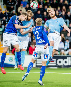 Malmö FFs Rasmus Bengtsson och Filip Helander i en