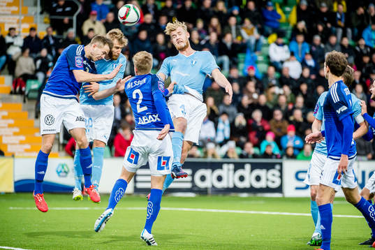 Malmö FFs Rasmus Bengtsson och Filip Helander i en