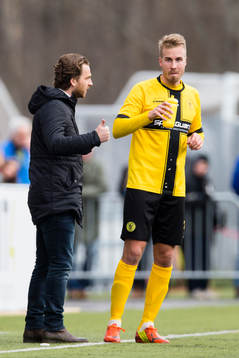 IK Frej Täbys tränare Bartosz Grzelak samtalar med Daniel