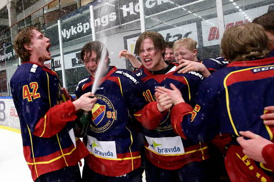 Djurgårdens Lukas Löfquist sprutar champagne över bland