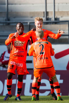 Varbergs Mats André Kaland jublar ihop med Nsima Peter och