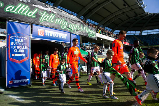 Lagen går in på arenan innan en fotbollsmatch i