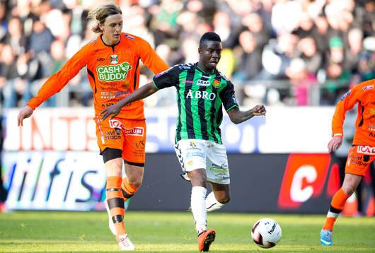 Varbergs Joakim Lindner jagar Kieron Cadogan