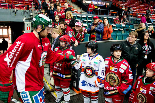 Frölundas Christian Bäckman hälsar på unga supportrar