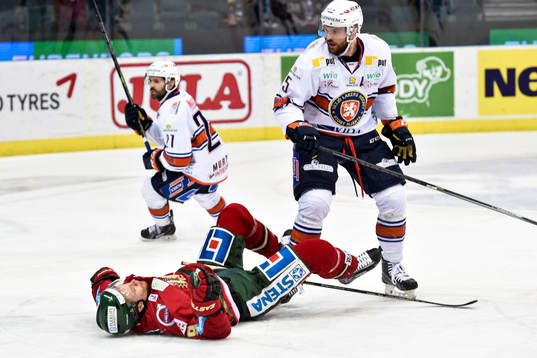 Växjös Noah Welch tacklar omkull Frölundas Max Görtz