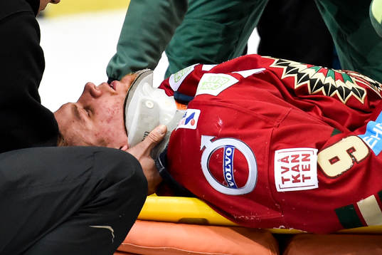 Frölundas Max Görtz bärs ut på bår