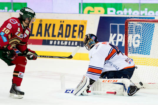 Frölundas Mattias Janmark gör 1-0 bakom Växjös målvakt