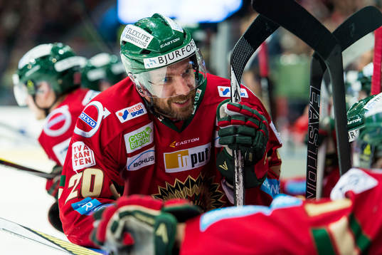 Frölundas Joel Lundqvist  manar på sina lagkompisar