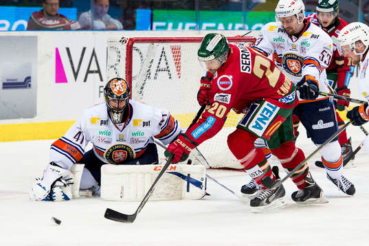 Växjös målvakt Cristopher Nihlstorp ser Frölundas Joel