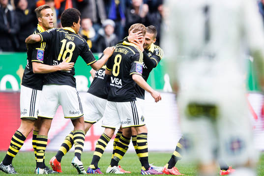 s spelare med Panajotis Dimitriadis (th) och Noah Sonko