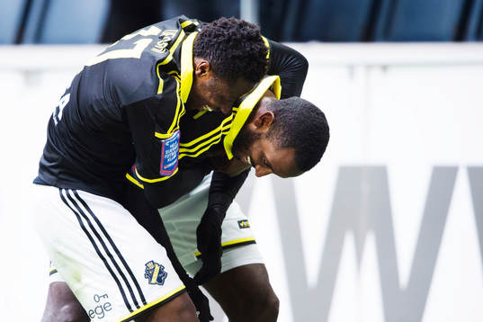 s Ebenezer Ofori (tv) kramar om AIK:s Henok Goitom
