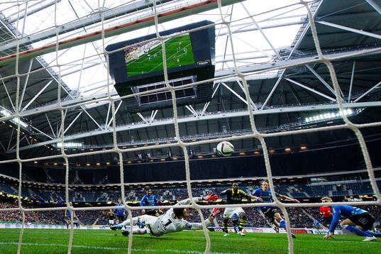 s Henok Goitom gör 1-0 bakom Halmstads målvakt Stojan