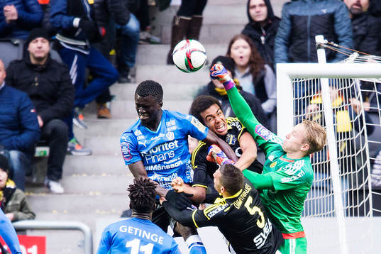 s Noah Sonko Sundberg och målvakt Patrik Carlgren
