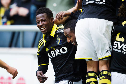 s Ebenezer Ofori (tv) och Henok Goitom (th) jublar