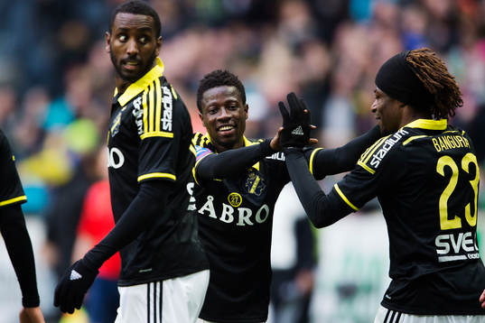s Ebenezer Ofori (m) och Mohamed Bangura (th) jublar