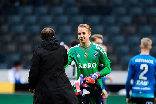 s målvakt Patrik Carlgren jublar med tränare Andreas Alm