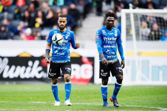 Halmstads Junes Barny  och King Osei Gyan deppar