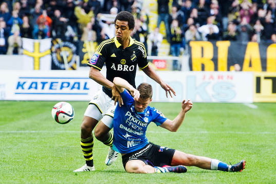 s Noah Sonko Sundberg och Halmstads Shkodran Maholli