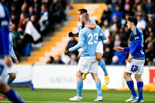 Malmö FFs Victor Yoshimar Yotun Flores jublar med Jo Inge
