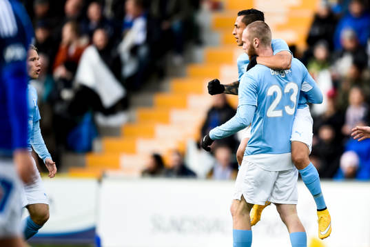 Malmö FFs Victor Yoshimar Yotun Flores jublar med Jo Inge