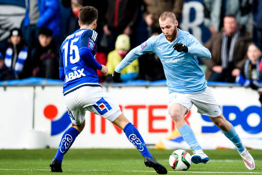 Malmö FFs Jo Inge Berget tar sig förbi Sundsvalls Robert