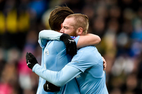Malmö FFs Jo Inge Berget (h) kramas om av Markus Rosenberg