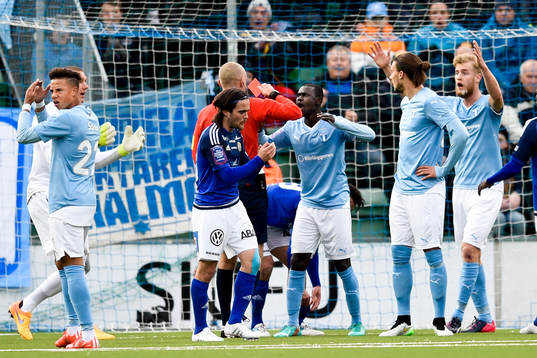 Malmö FFs Enock Kofi Adu får rött kort och det döms