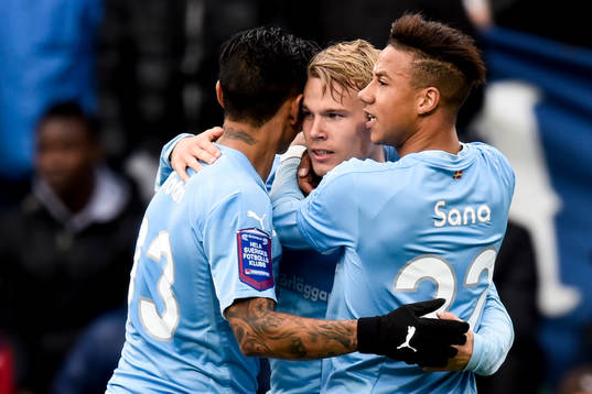 Malmö FFs Victor Yoshimar Yotun Flores (v) och Tobias Sana