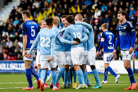 Malmö FFs spelare med Markus Rosenberg (m) jublar