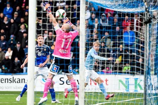 Malmö FFs Oscar Lewicki nickar 1-4 bakom Sundsvalls