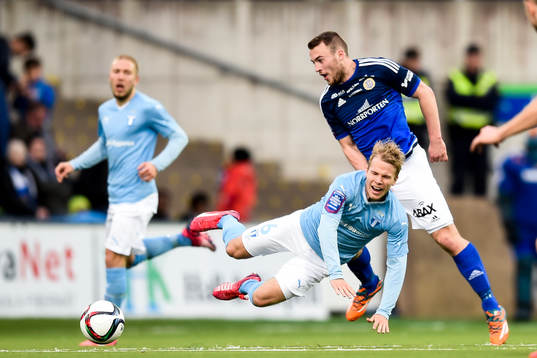 Malmö FFs Oscar Lewicki faller