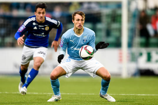 Malmö FFs Magnus Wolff Eikrem och i bakgrunden Sundsvalls