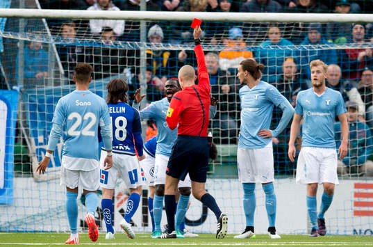 Malmö FFs Enock Kofi Adu får rött kort