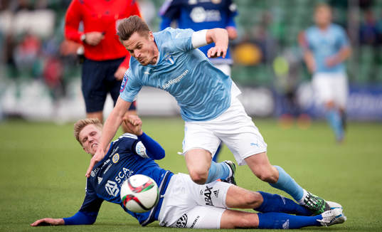 Sundsvalls Johan Eklund kapar Malmö FFs Markus Rosenberg